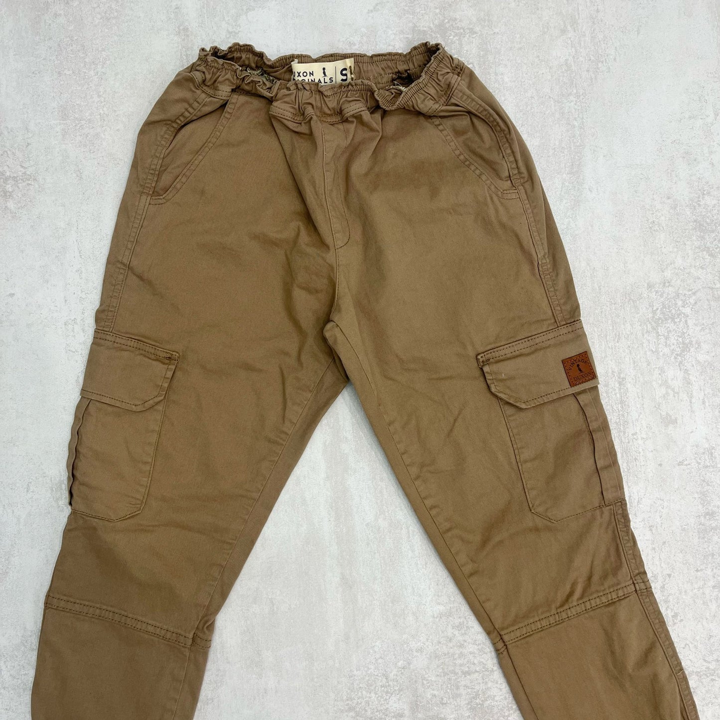 PANTALON CARGO CON PUÑO CAQUI