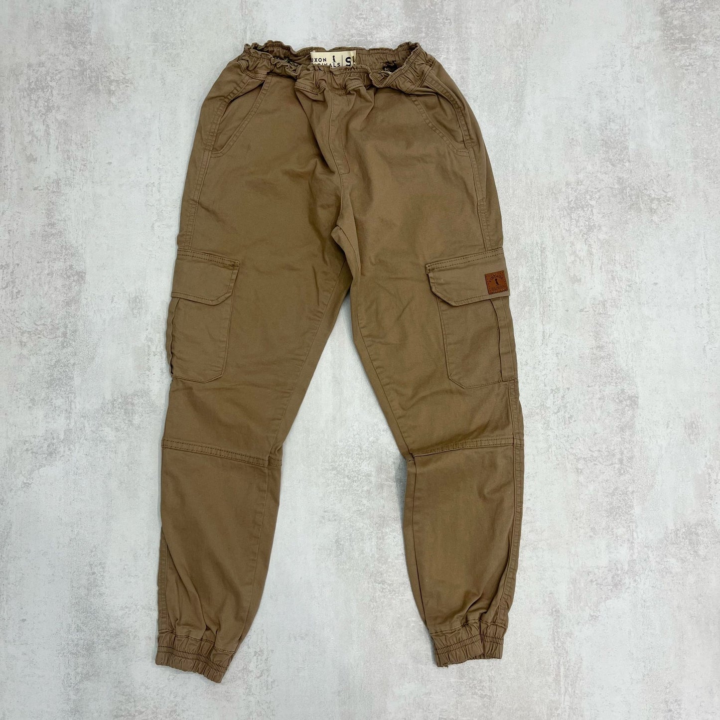 PANTALON CARGO CON PUÑO CAQUI