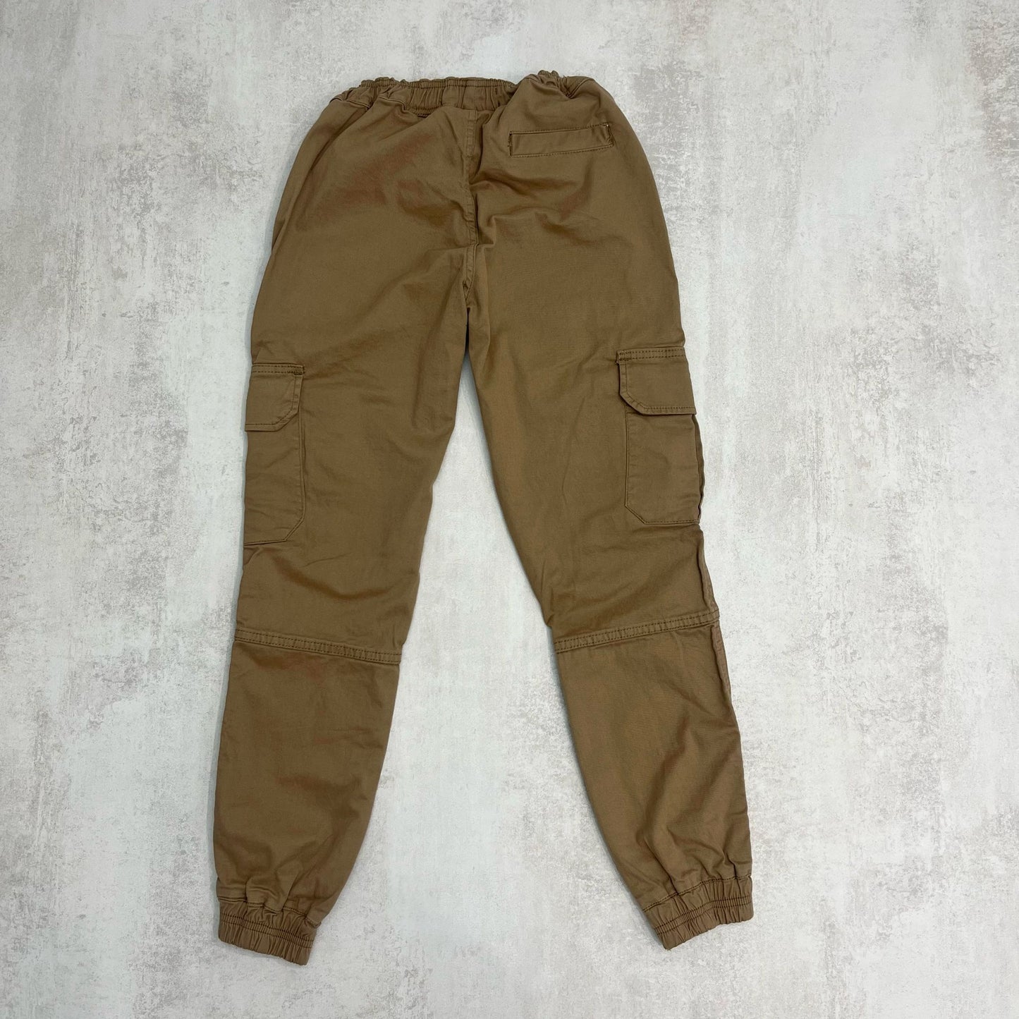 PANTALON CARGO CON PUÑO CAQUI