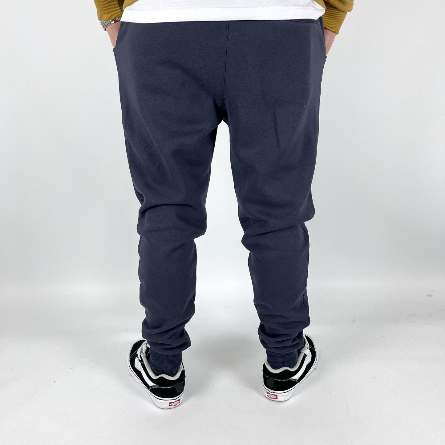 JOGGER CON PUÑO AZUL MARINO, LOGO BLANCO.