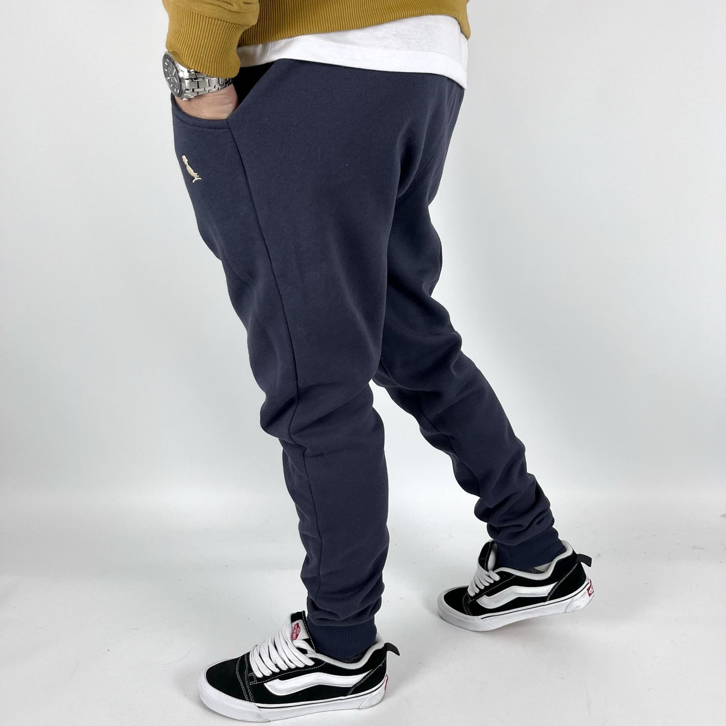JOGGER CON PUÑO AZUL MARINO, LOGO BLANCO.