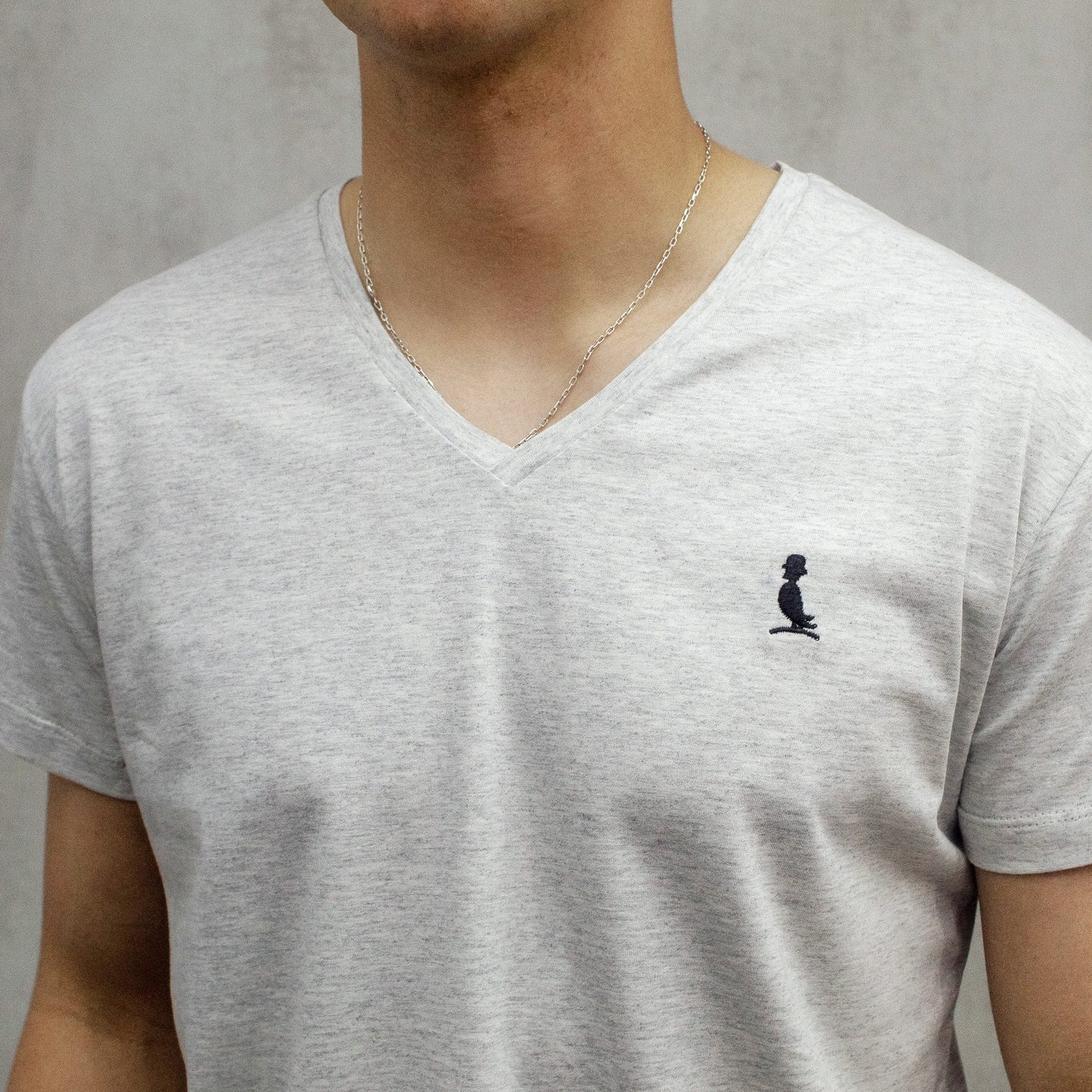 REMERA CUELLO V GRIS CLARO MELANGE