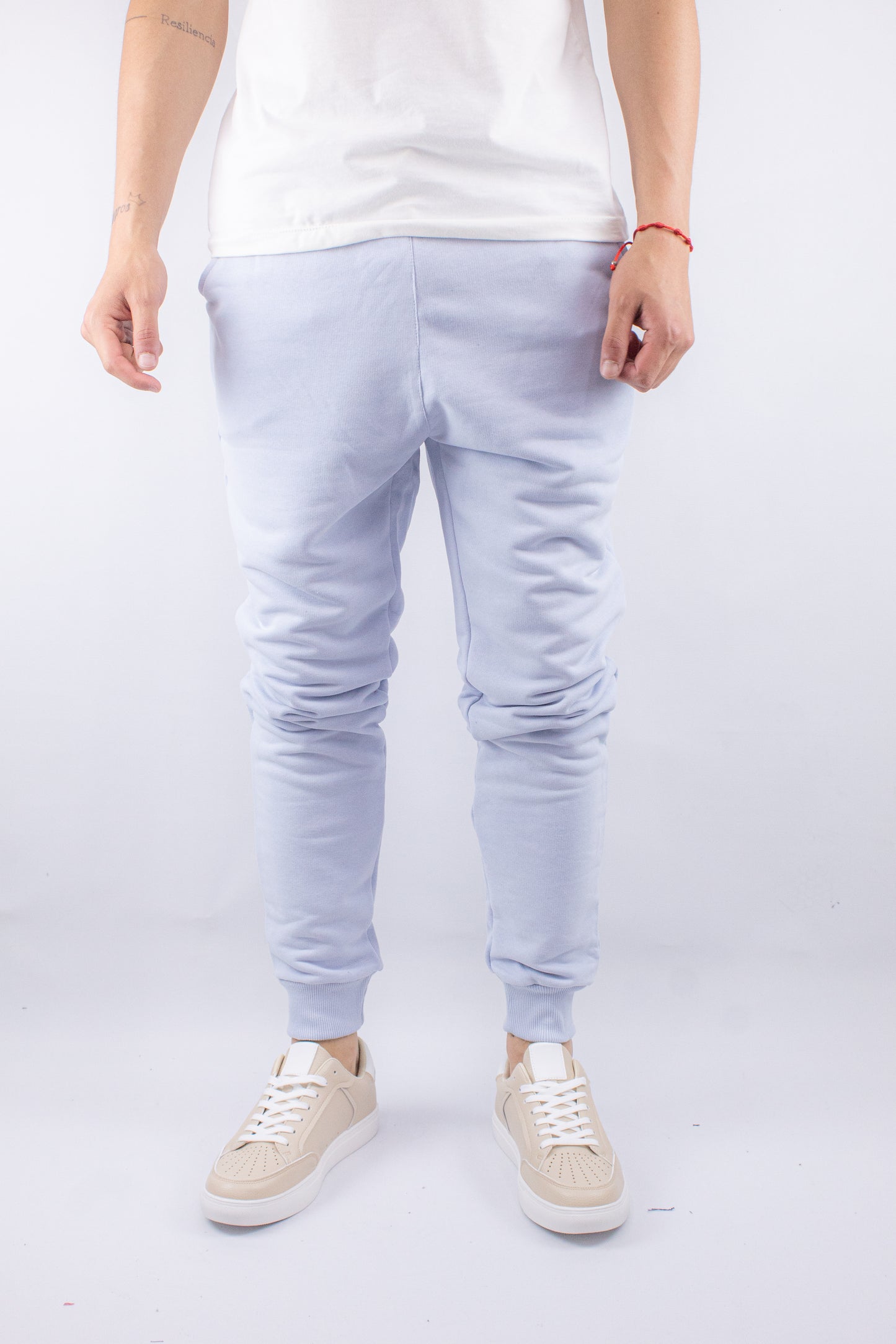 JOGGER CON PUÑO COLOR CELESTE