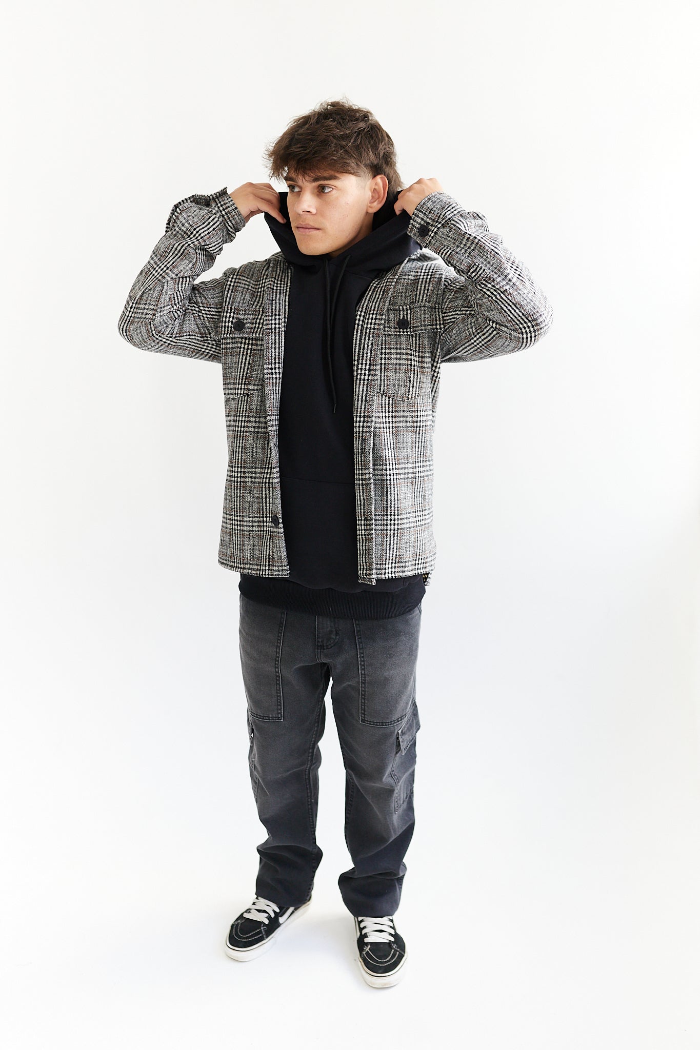 LIQUI INVIERNO 🔥50% OFF🔥 SOBRECAMISA DE PAÑO ESCOCESA COLOR BLANCO, NEGRO Y MARRÓN