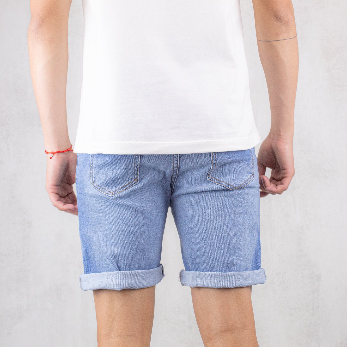 BERMUDA DE JEANS CON ROTURA