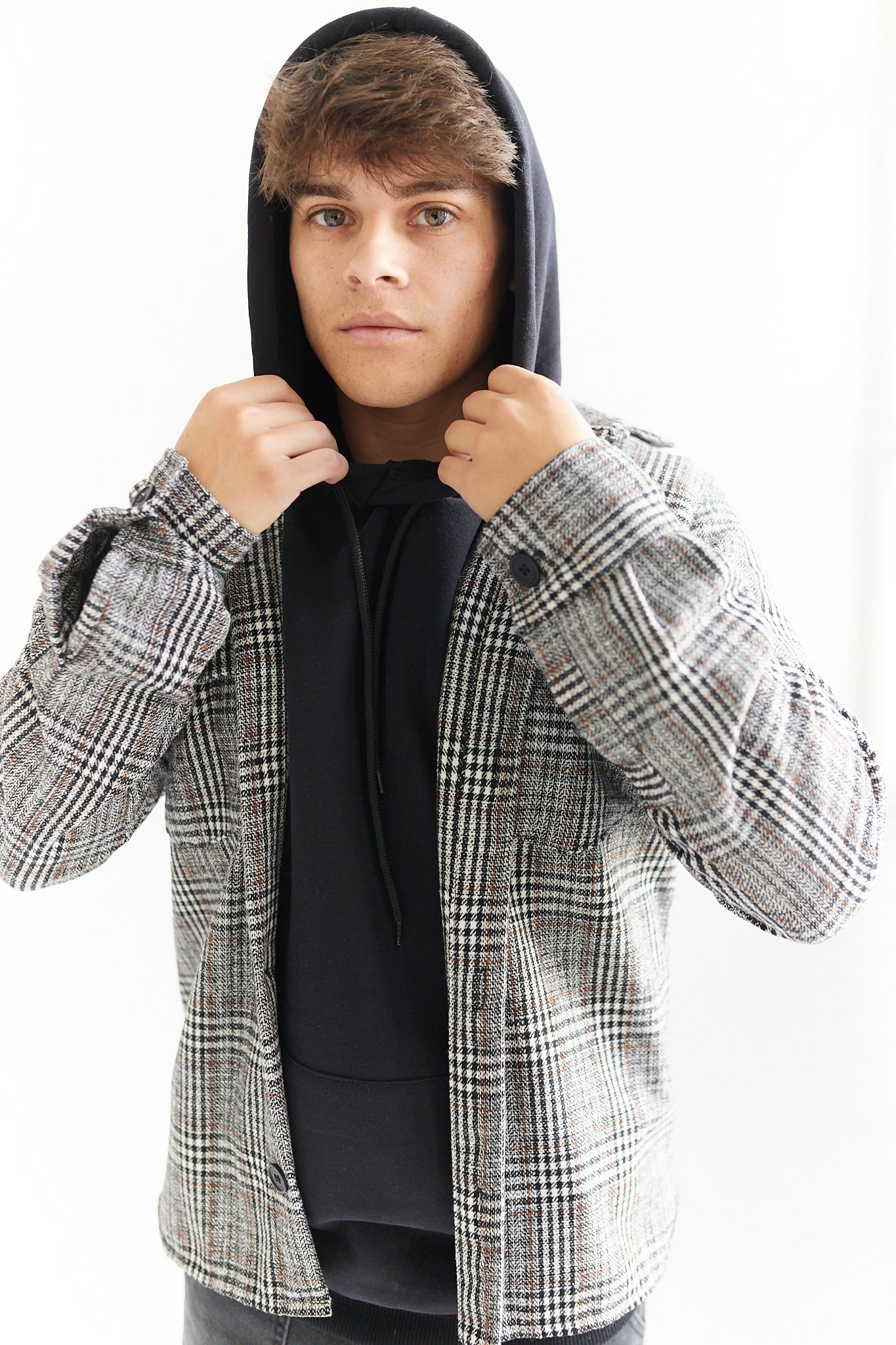 LIQUI INVIERNO 🔥50% OFF🔥 SOBRECAMISA DE PAÑO ESCOCESA COLOR BLANCO, NEGRO Y MARRÓN