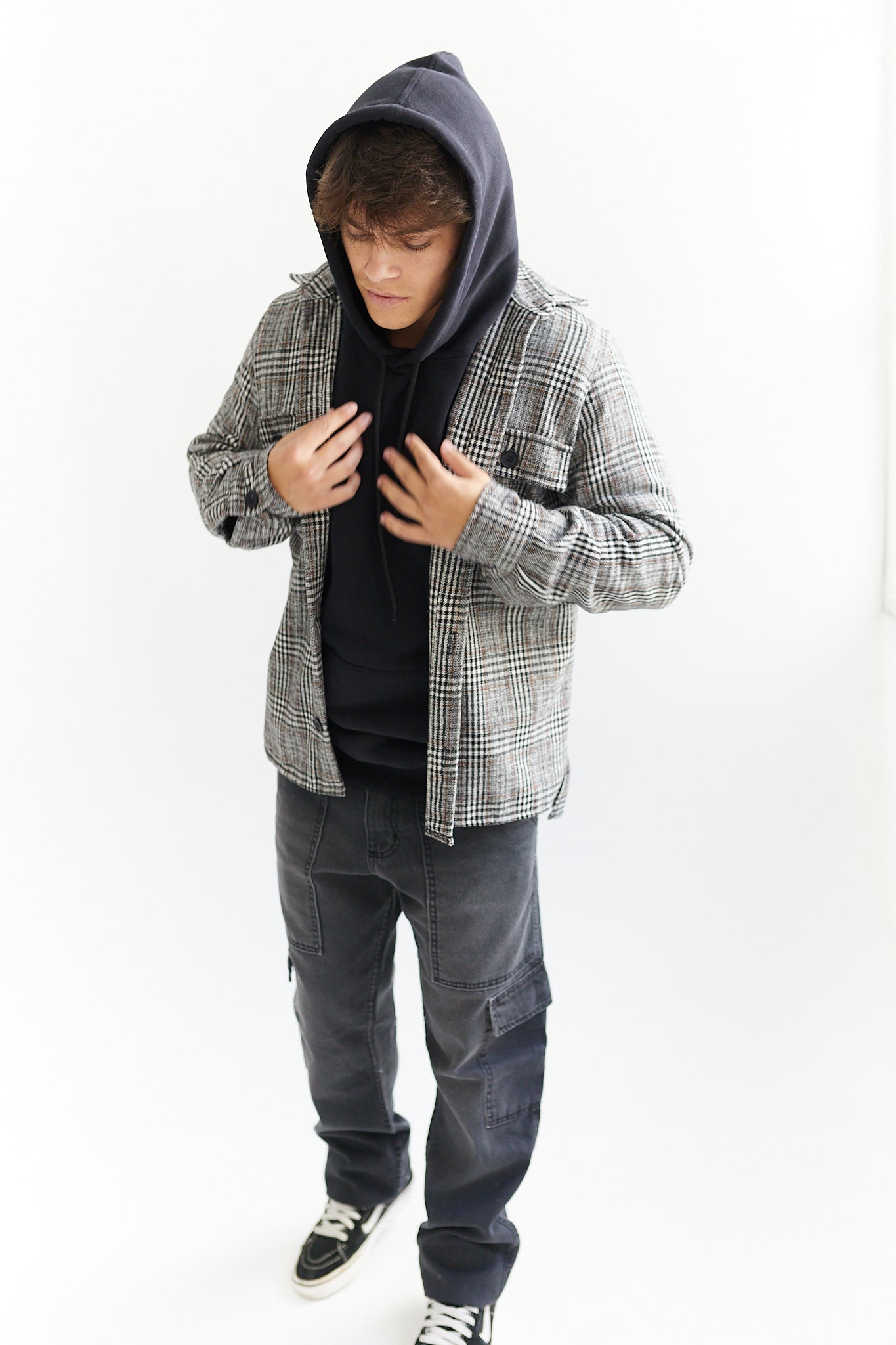LIQUI INVIERNO 🔥50% OFF🔥 SOBRECAMISA DE PAÑO ESCOCESA COLOR BLANCO, NEGRO Y MARRÓN