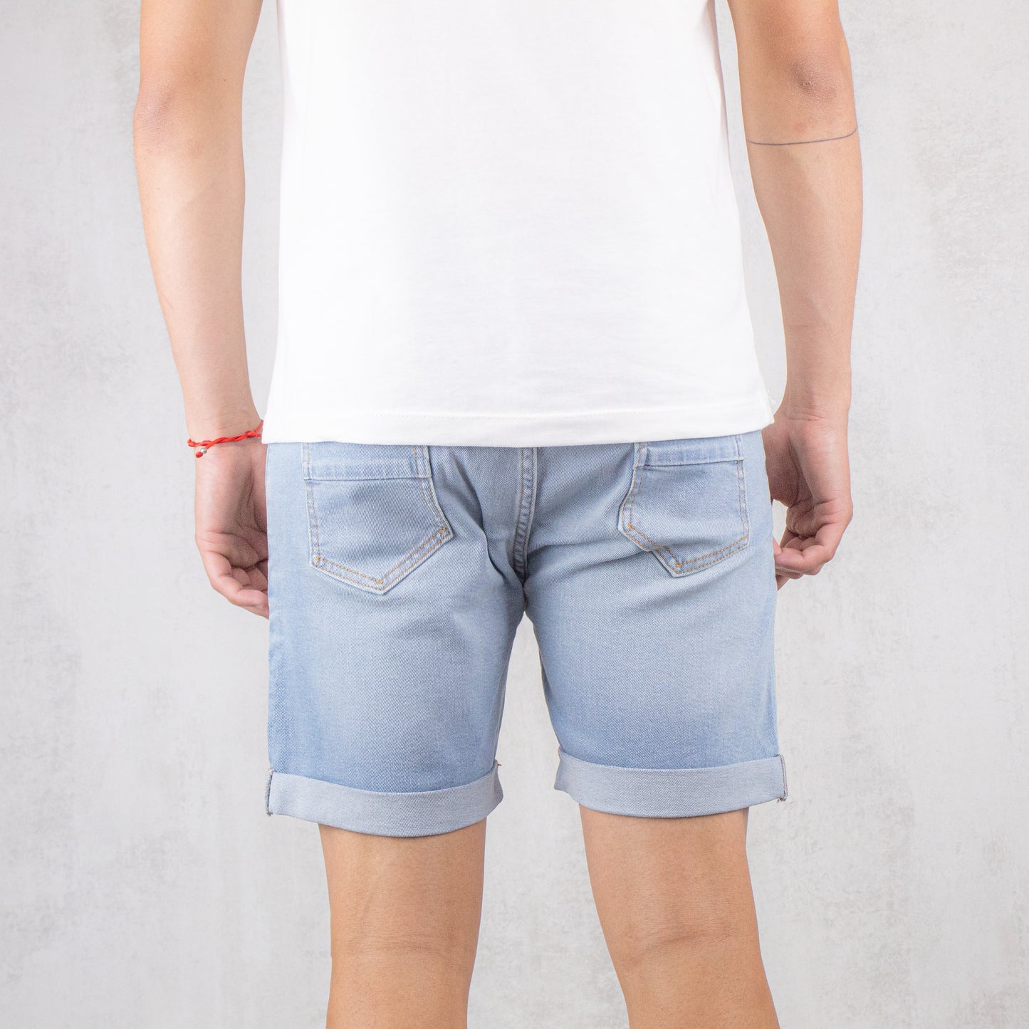 BERMUDA DE JEANS CELESTE SIN ROTURA