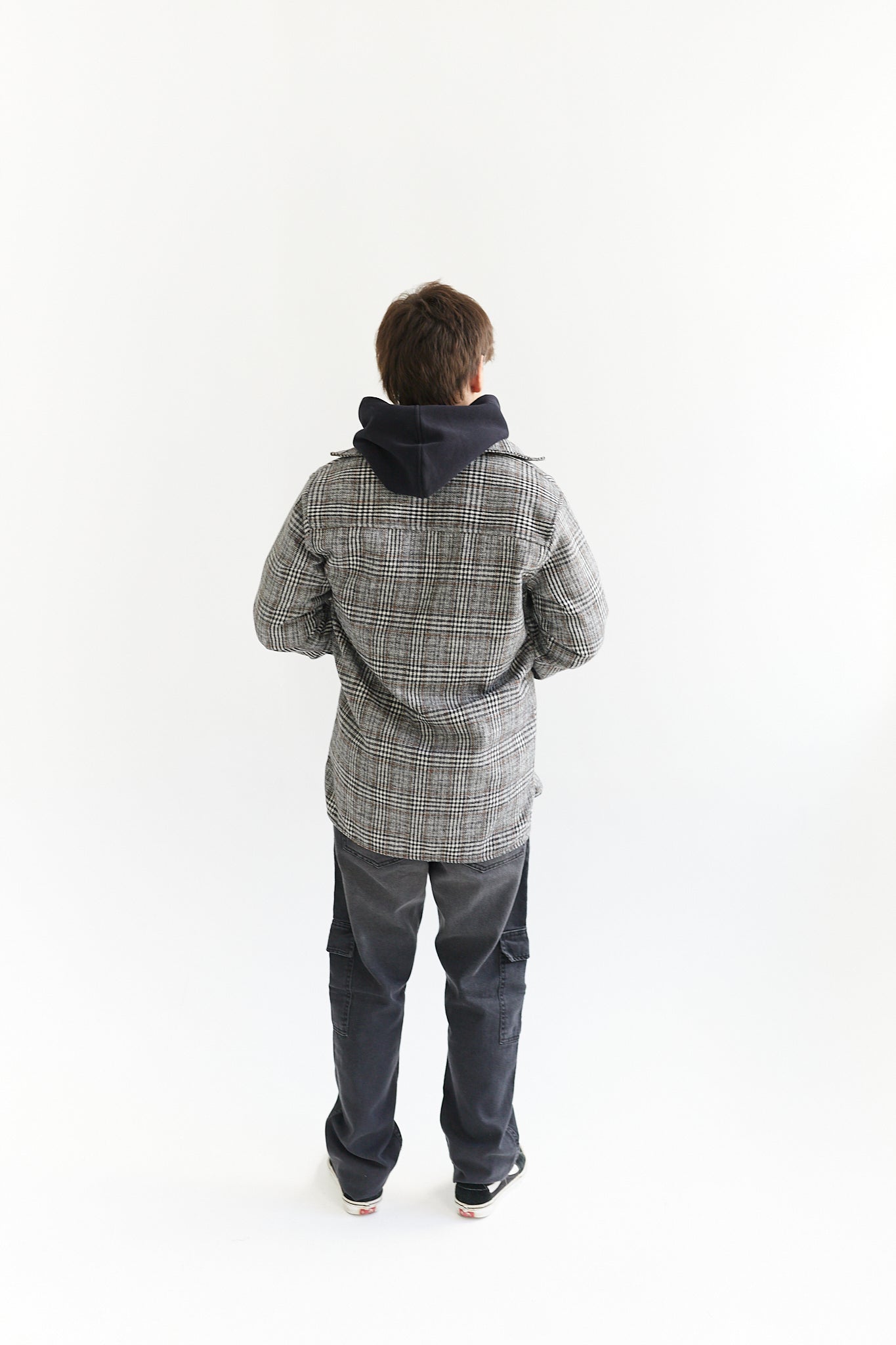LIQUI INVIERNO 🔥50% OFF🔥 SOBRECAMISA DE PAÑO ESCOCESA COLOR BLANCO, NEGRO Y MARRÓN