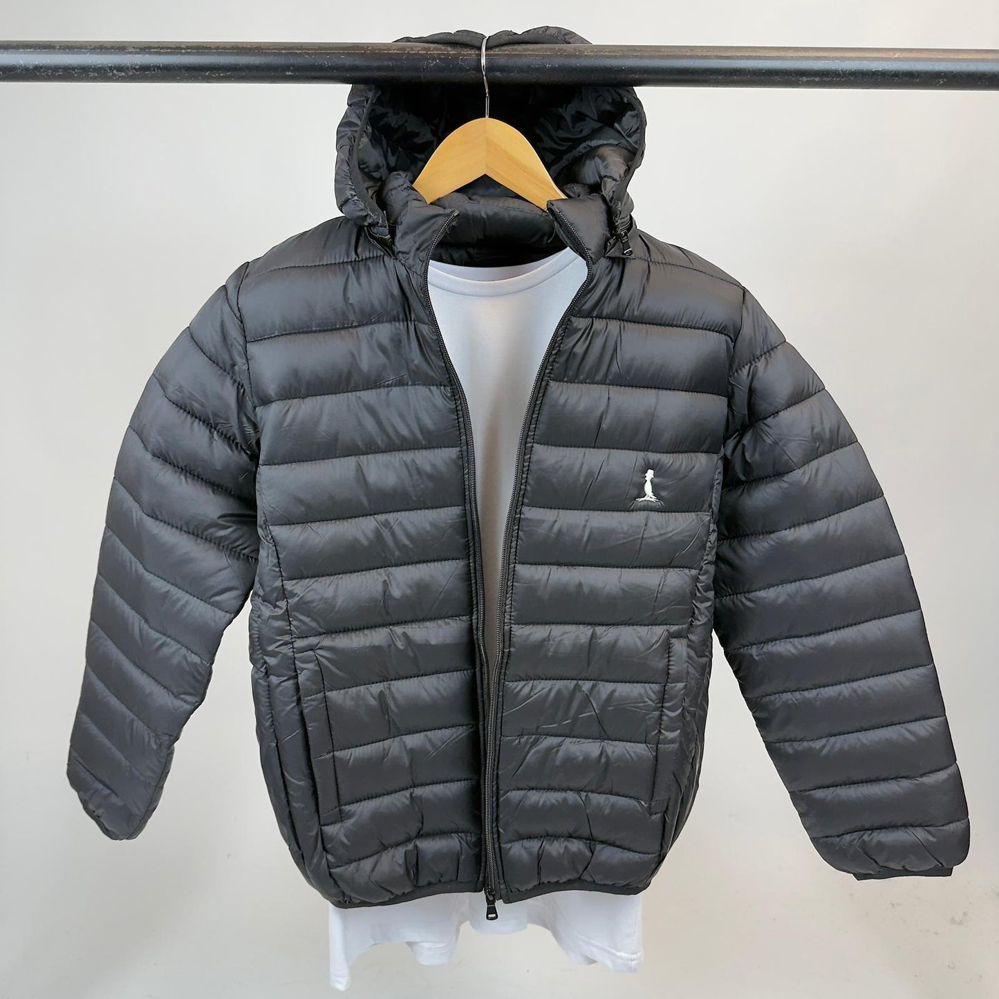 CAMPERA PUFFER COLOR NEGRO logo natural.
