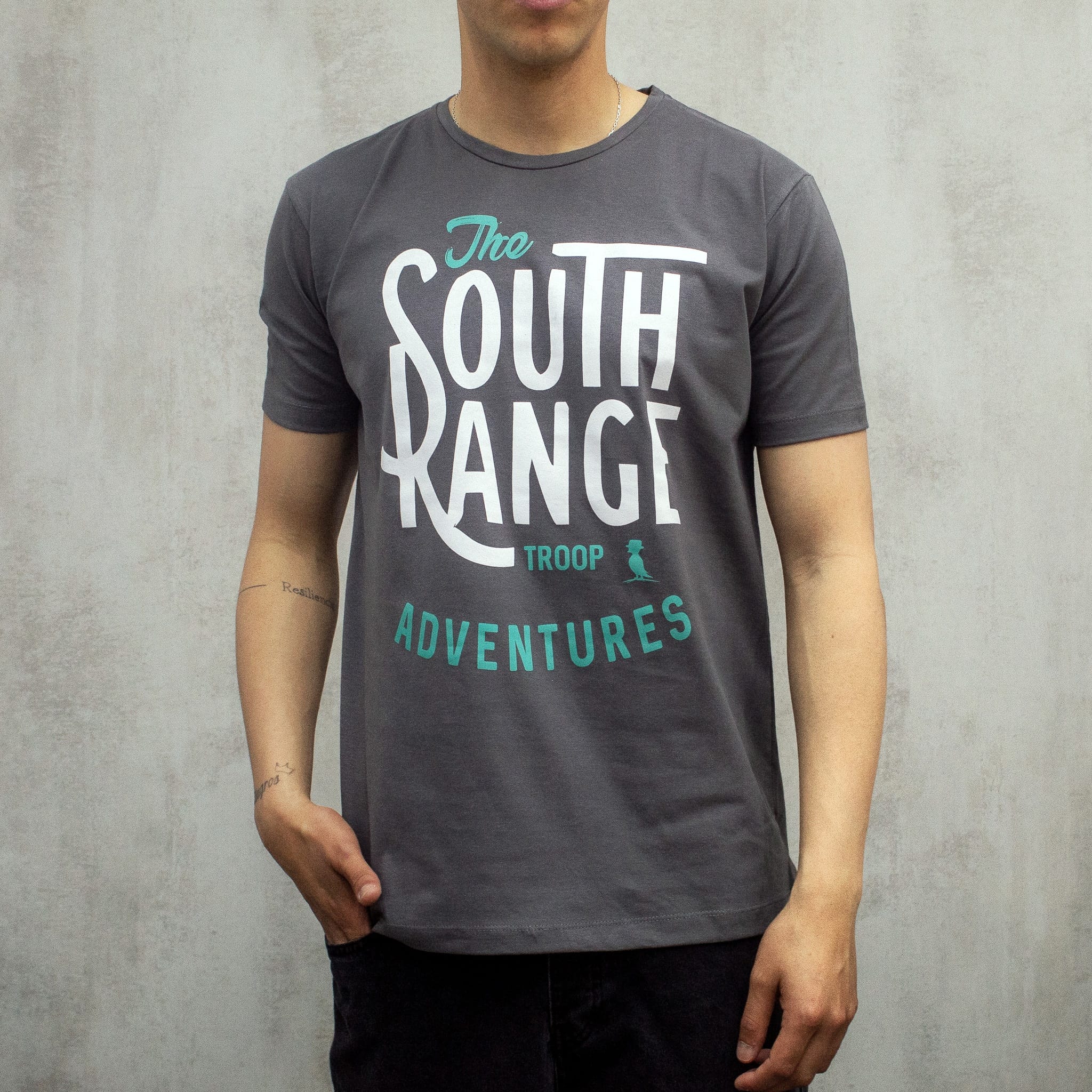 REMERA SOUTH RANGE GRIS OSCURO