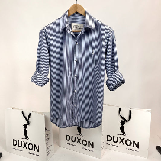 Camisa a rayas celeste con azul marino