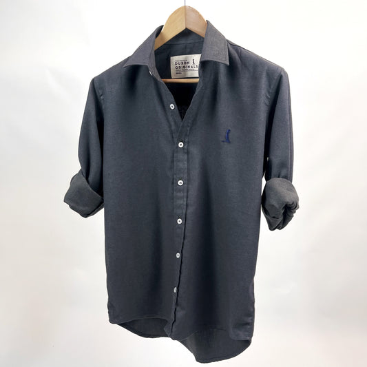 Camisa lisa color azul grisáceo