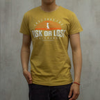 REMERA RISK OR LOST MOSTAZA