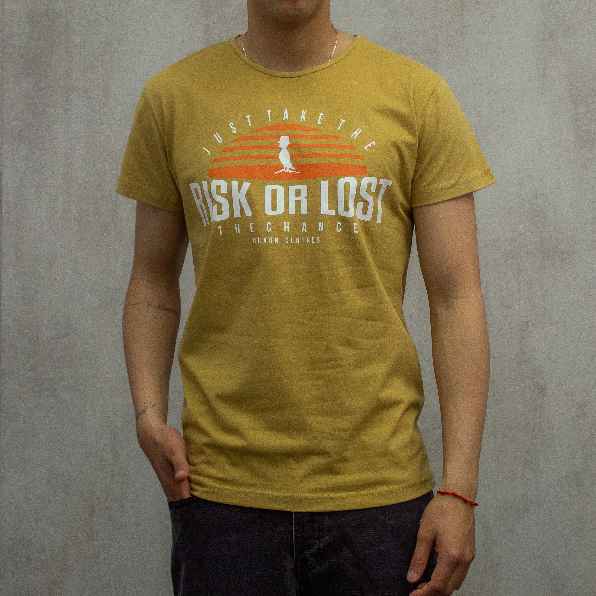REMERA RISK OR LOST MOSTAZA