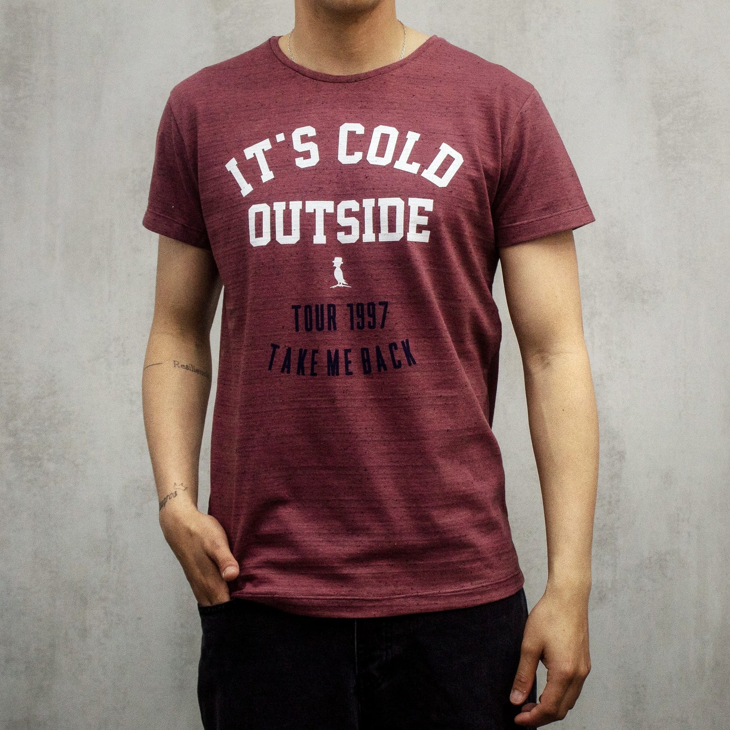 REMERA ITS COLD OUTSIDE BORDO