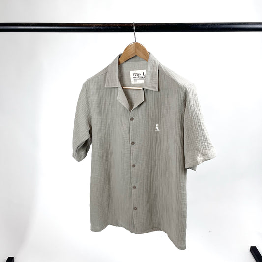 Camisa manga corta Muselina verde seco.