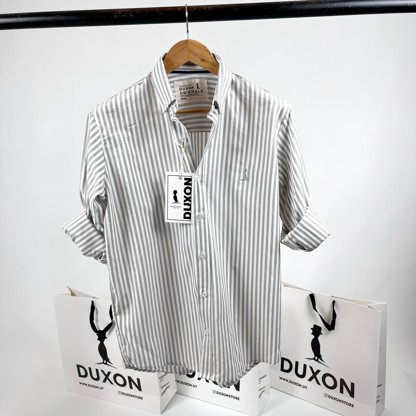 Camisa Orox a rayas en Gris claro con logo a tono.