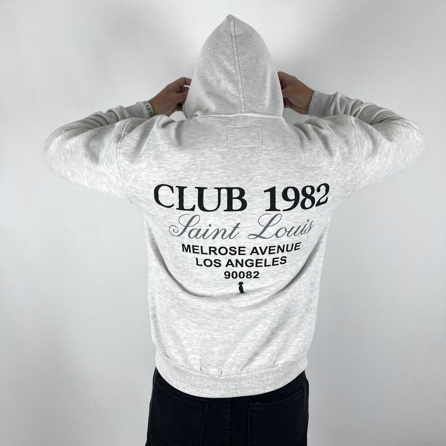 FLASH SALE 🔥40% OFF🔥 CANGURO DOBLE ESTAMPA “CLUB 1982” EN GRIS CLARO.