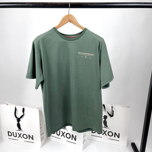 Remera doble estampa “Mountaineers” color verde