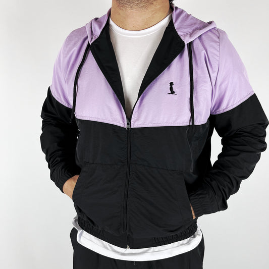 CAMPERA DE NYLON "GLAM" EN NEGRO Y LILA.