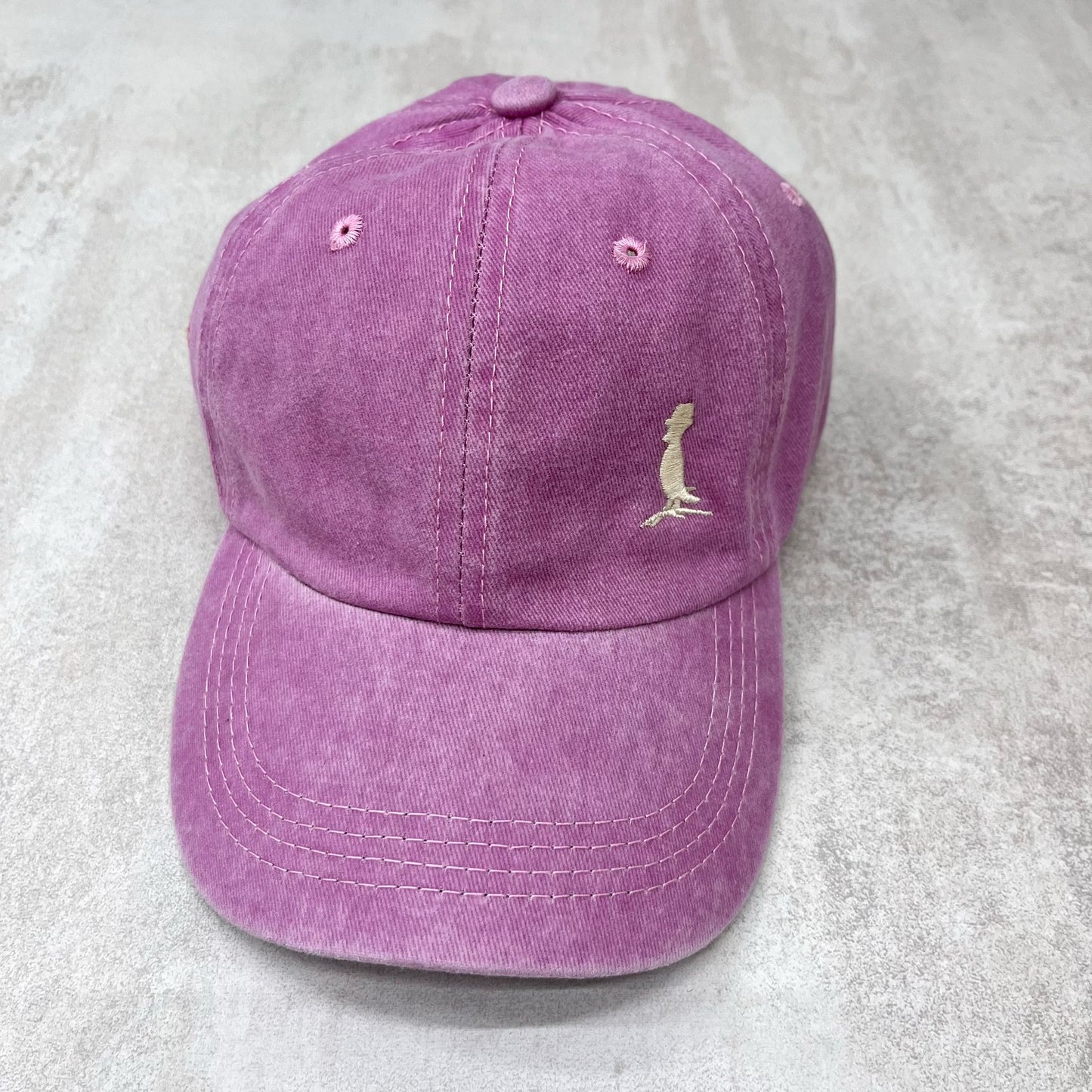 GORRA CON VISERA COLOR ROSA