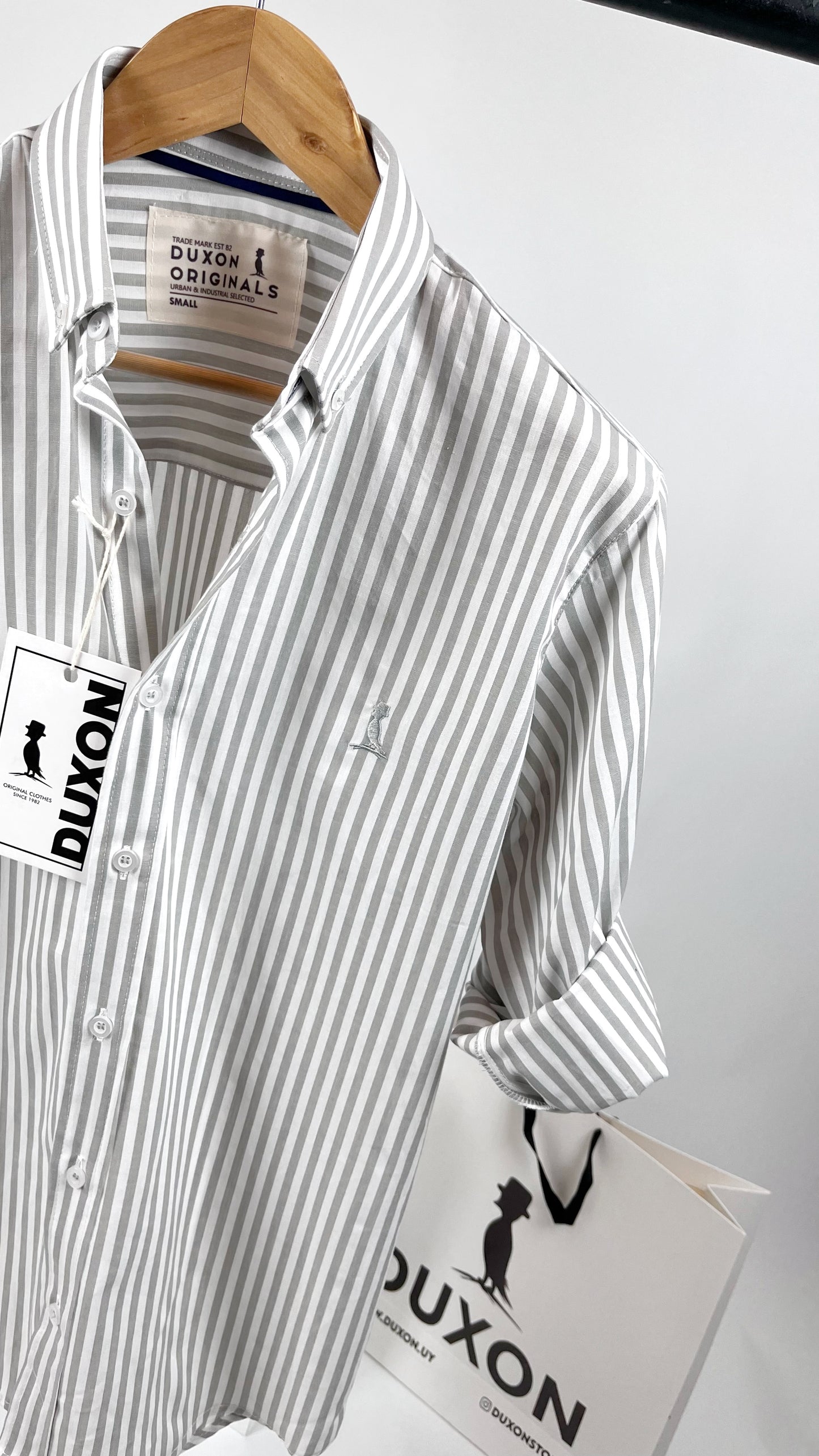 Camisa Orox a rayas en Gris claro con logo a tono.