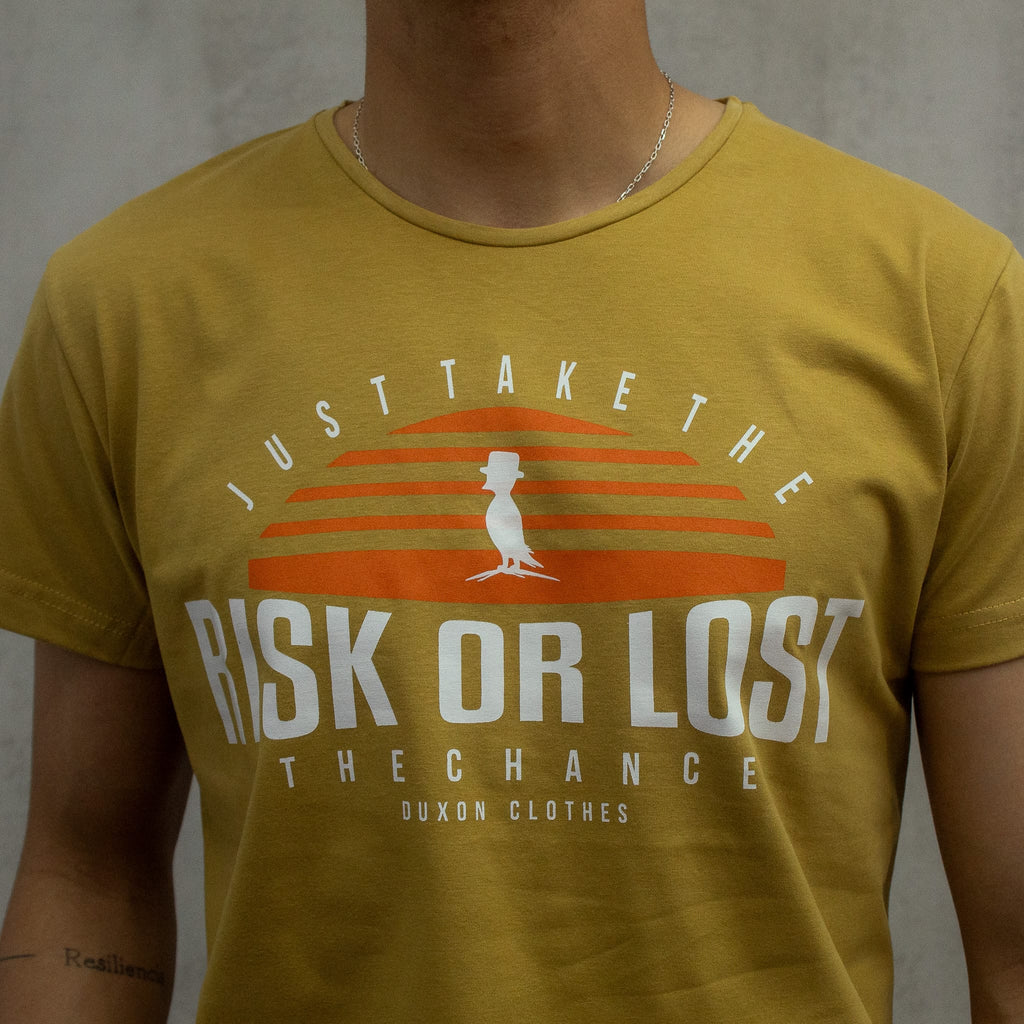 REMERA RISK OR LOST MOSTAZA