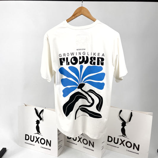Remera blanca “Neber Stop” flower con estampa en negro y azul