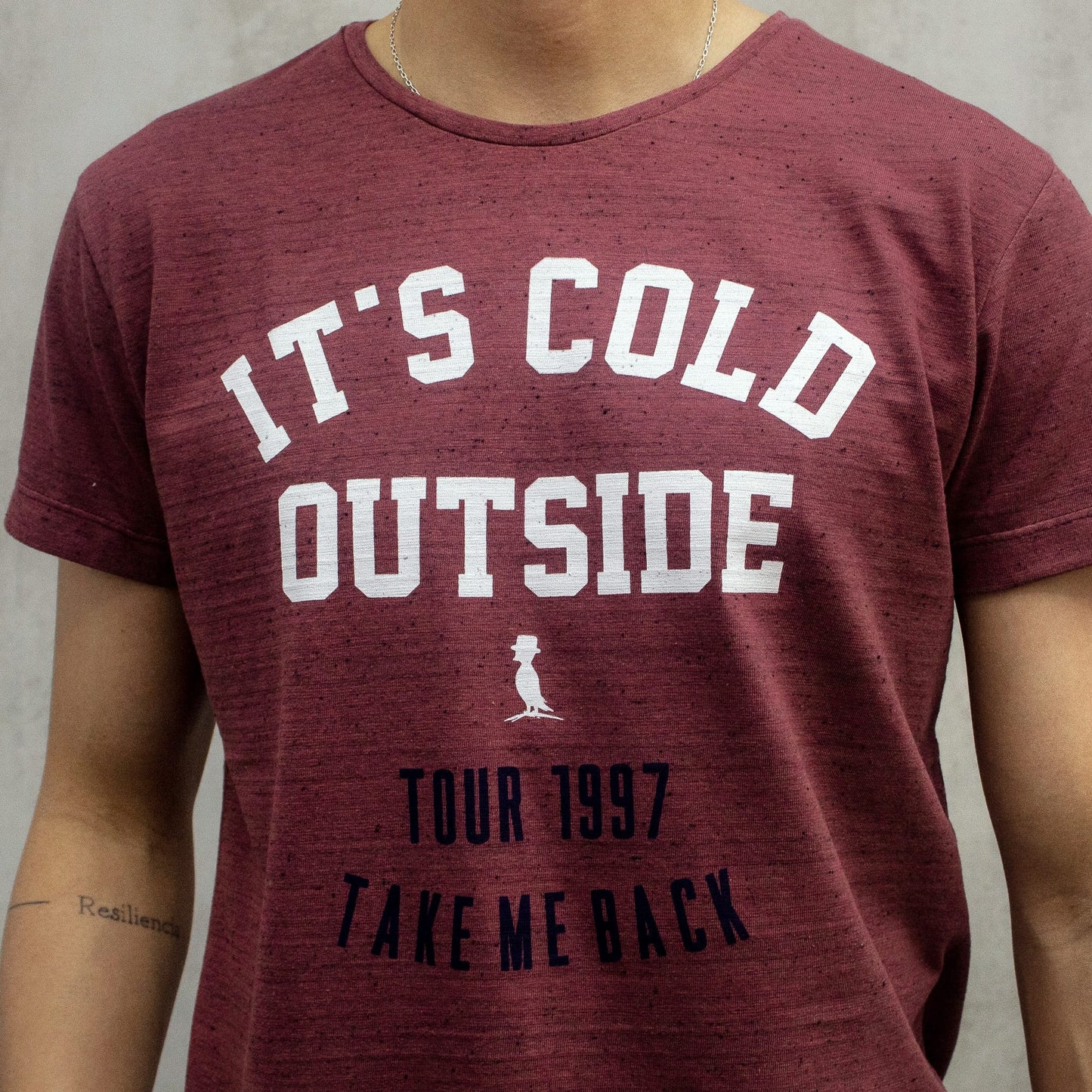 REMERA ITS COLD OUTSIDE BORDO