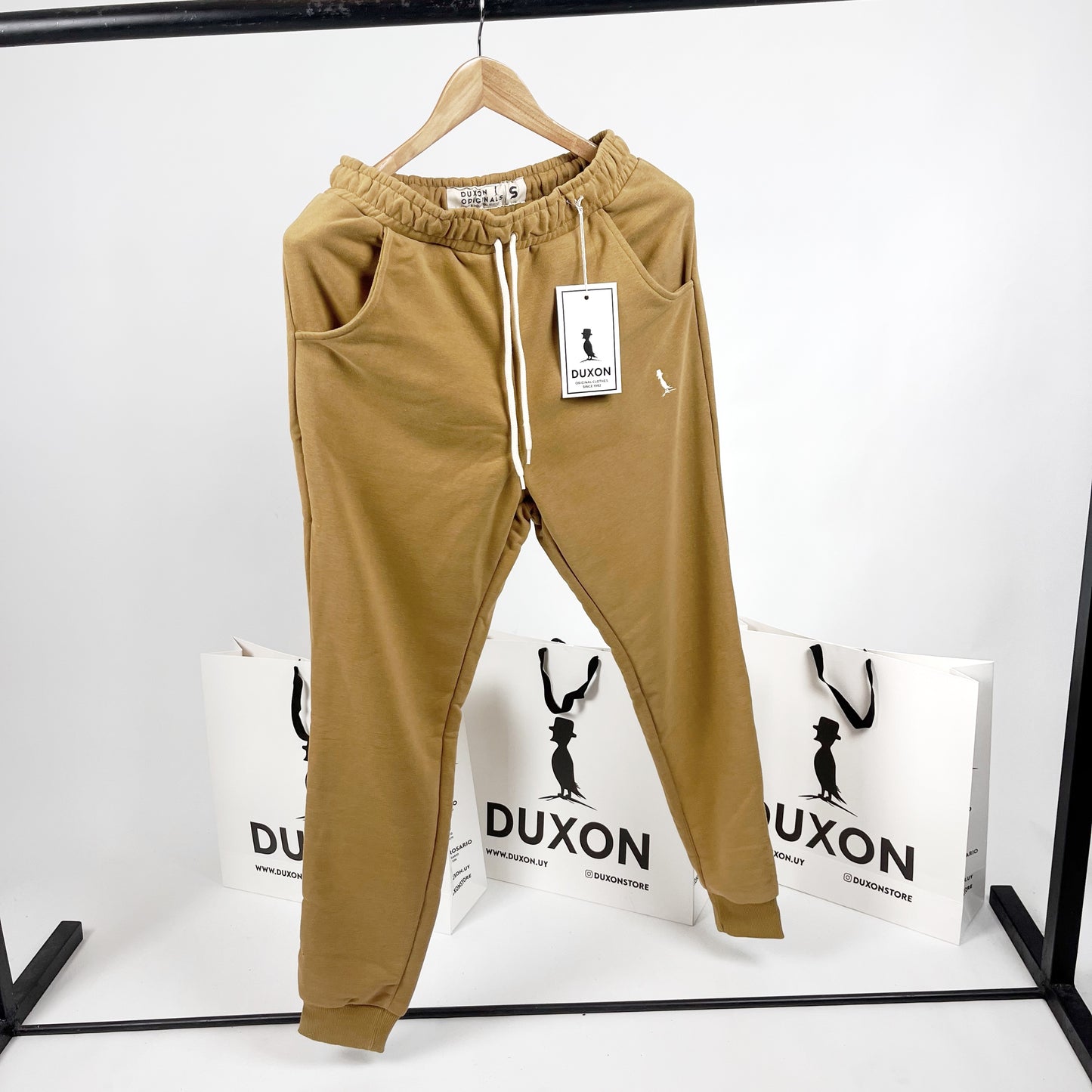 JOGGER CON PUÑO COLOR MOSTAZA