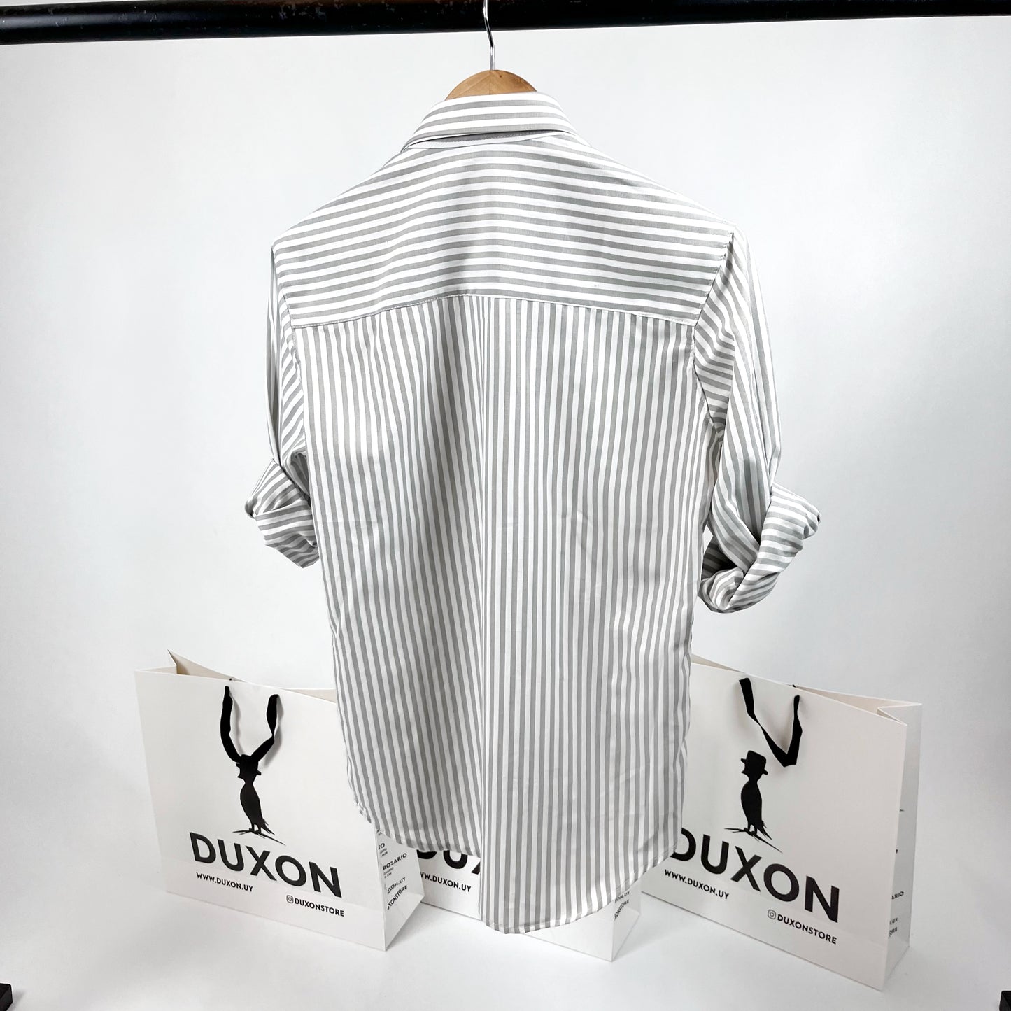 Camisa Orox a rayas en Gris claro con logo a tono.
