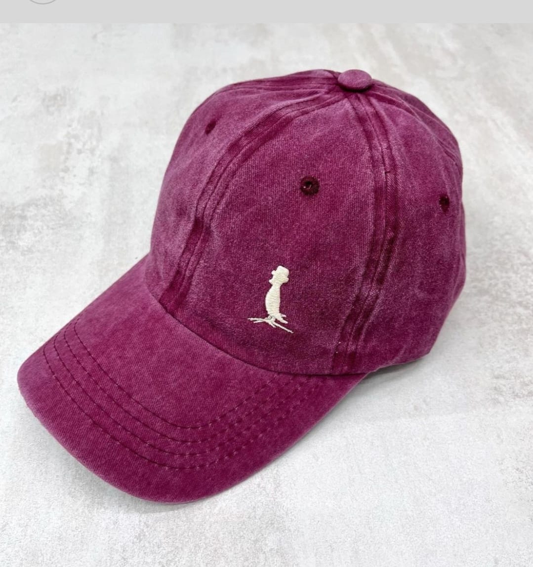 GORRA CON VISERA COLOR BORDÓ