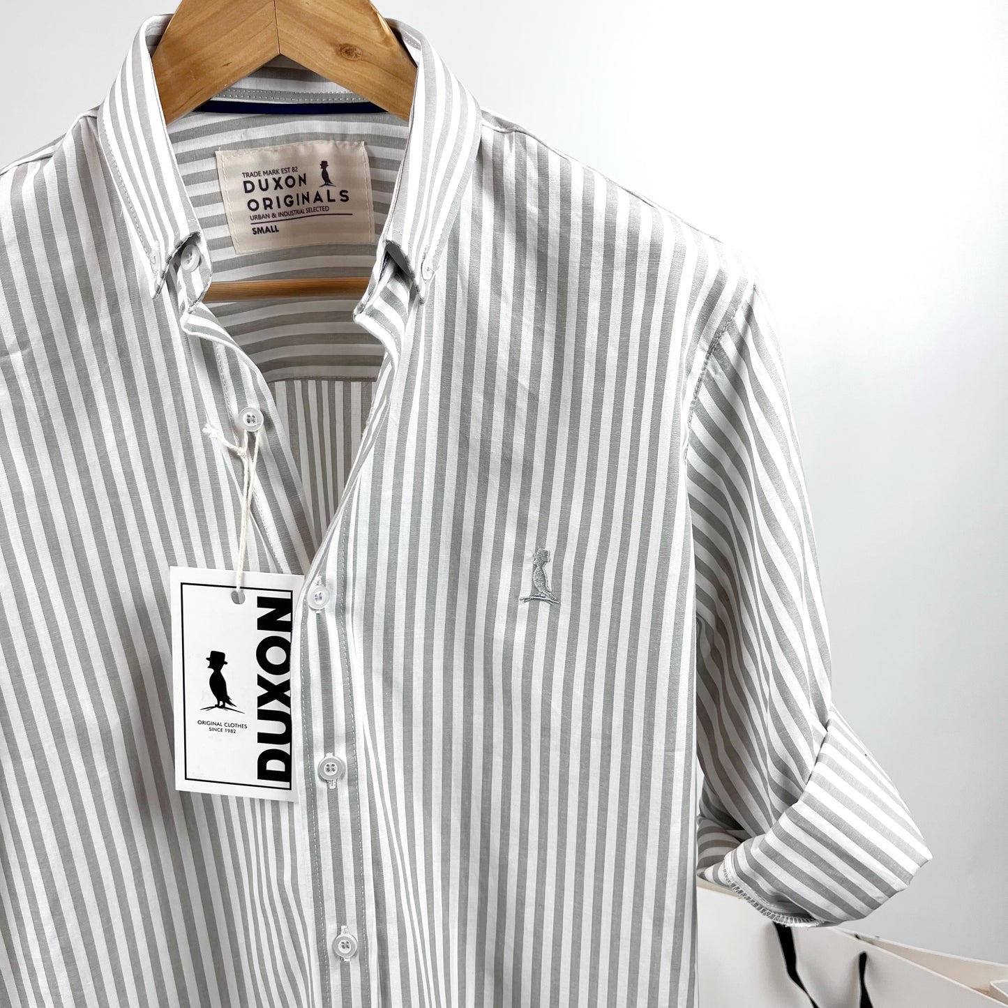 Camisa Orox a rayas en Gris claro con logo a tono.