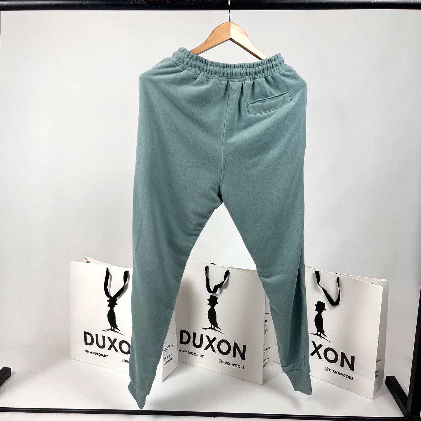 Jogger con puño verde agua claro