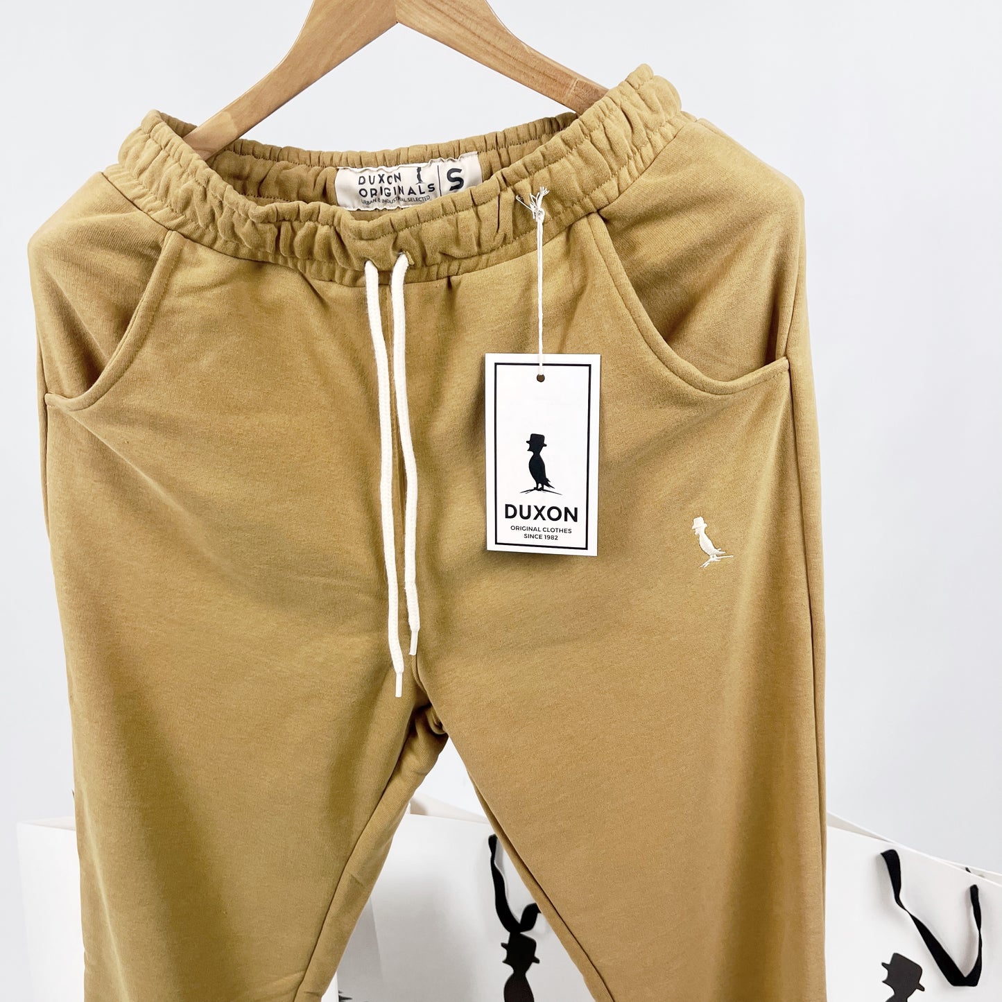 JOGGER CON PUÑO COLOR MOSTAZA