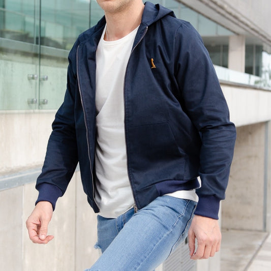 CAMPERA SEMI FORMAL EN GABARDINA CON CAPUCHA.