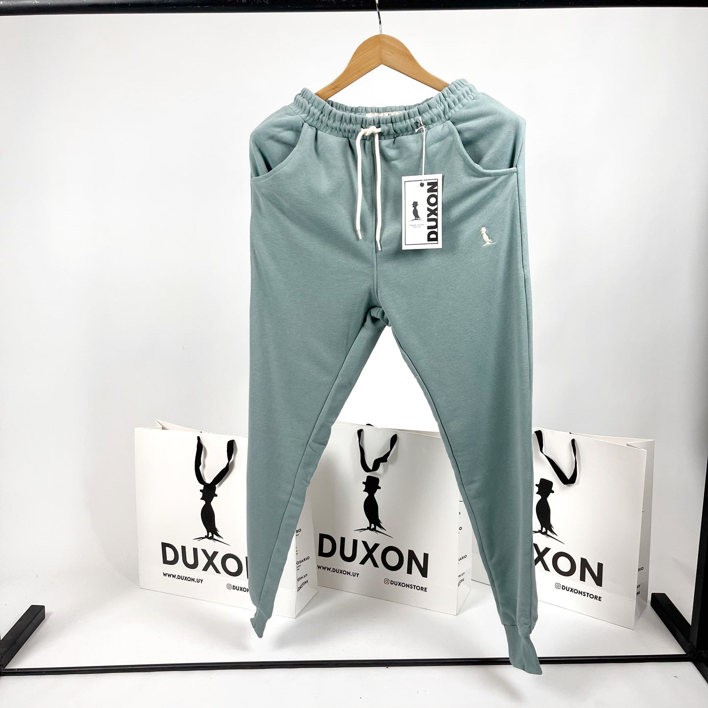 Jogger con puño verde agua claro