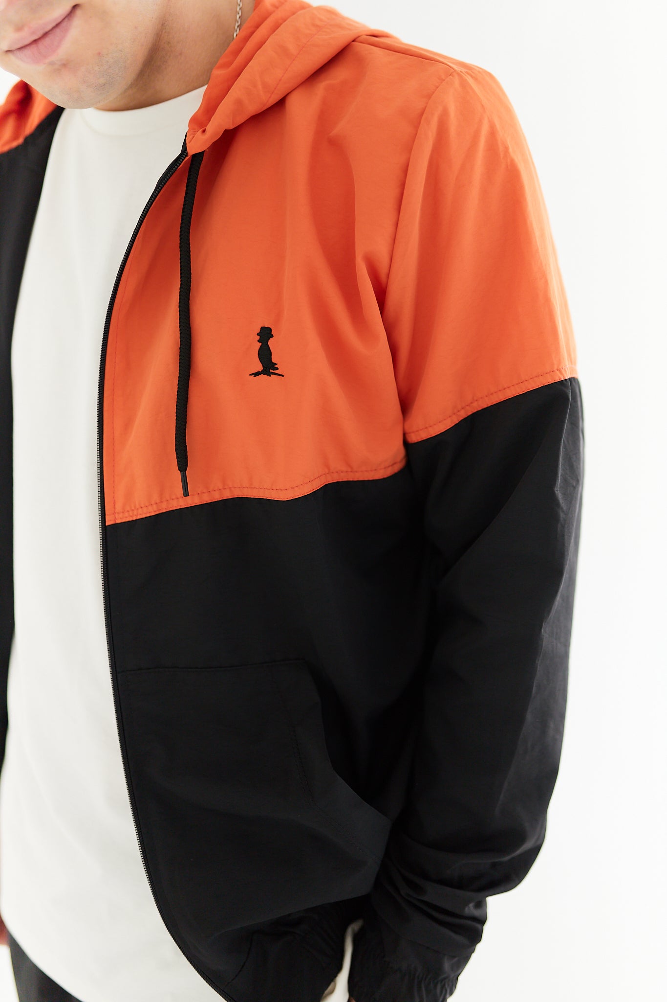 CAMPERA DE NYLON “GLAM” NARANJA CON NEGRO