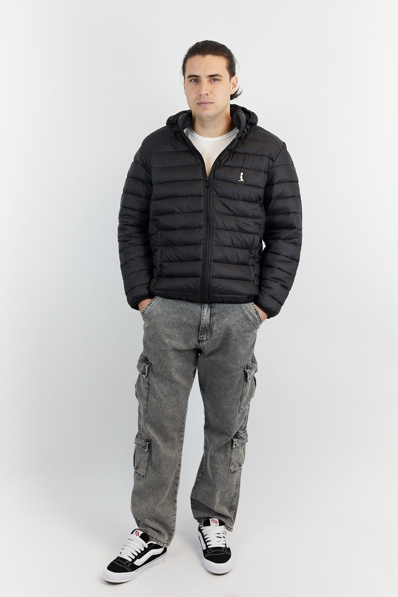 CAMPERA PUFFER COLOR NEGRO logo natural.
