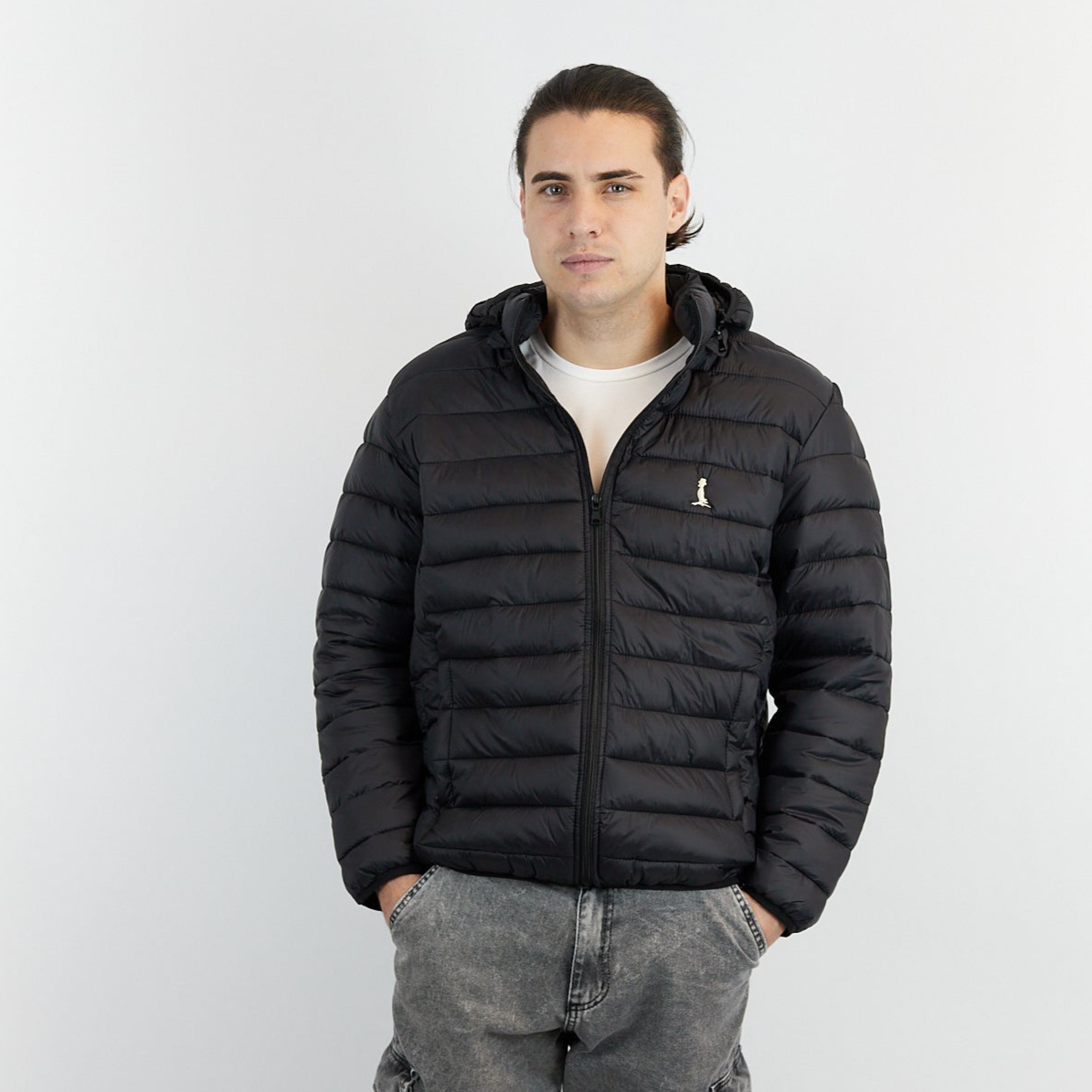 CAMPERA PUFFER COLOR NEGRO logo natural.