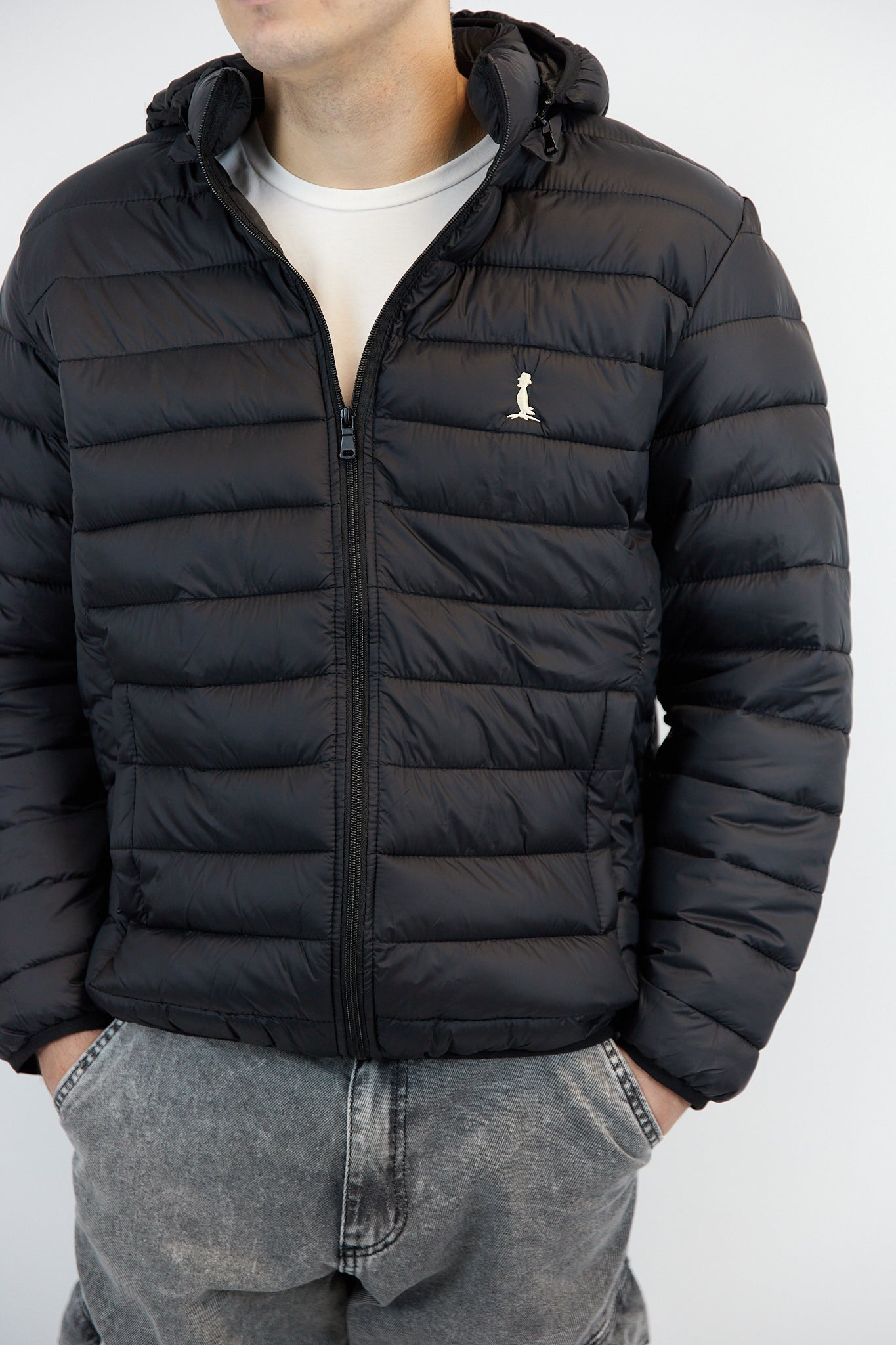 CAMPERA PUFFER COLOR NEGRO logo natural.