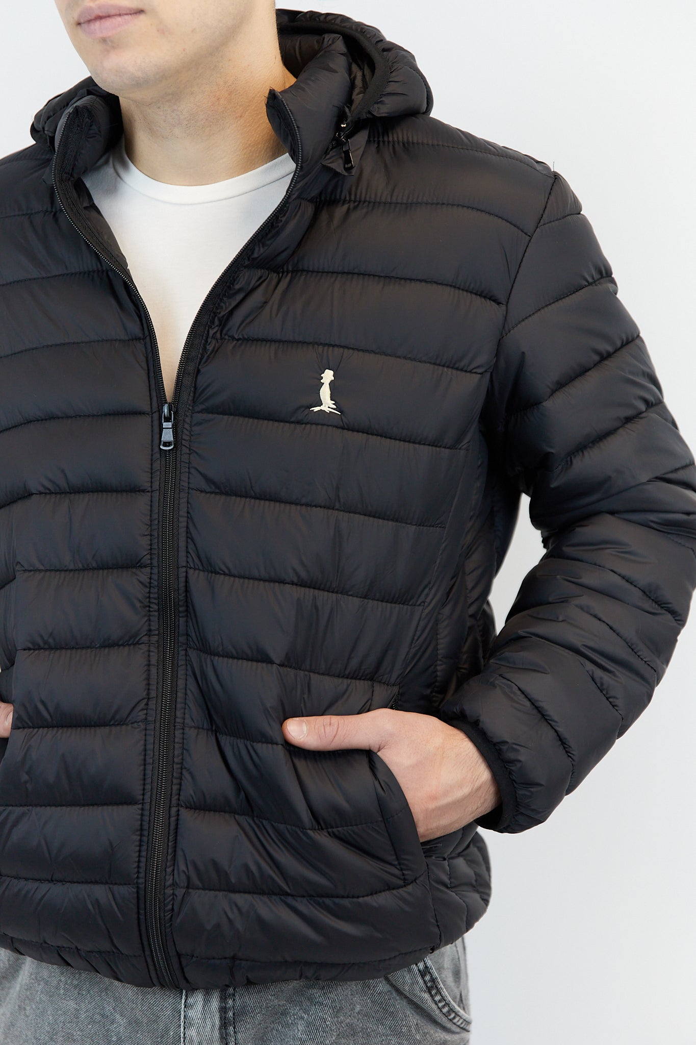 CAMPERA PUFFER COLOR NEGRO logo natural.