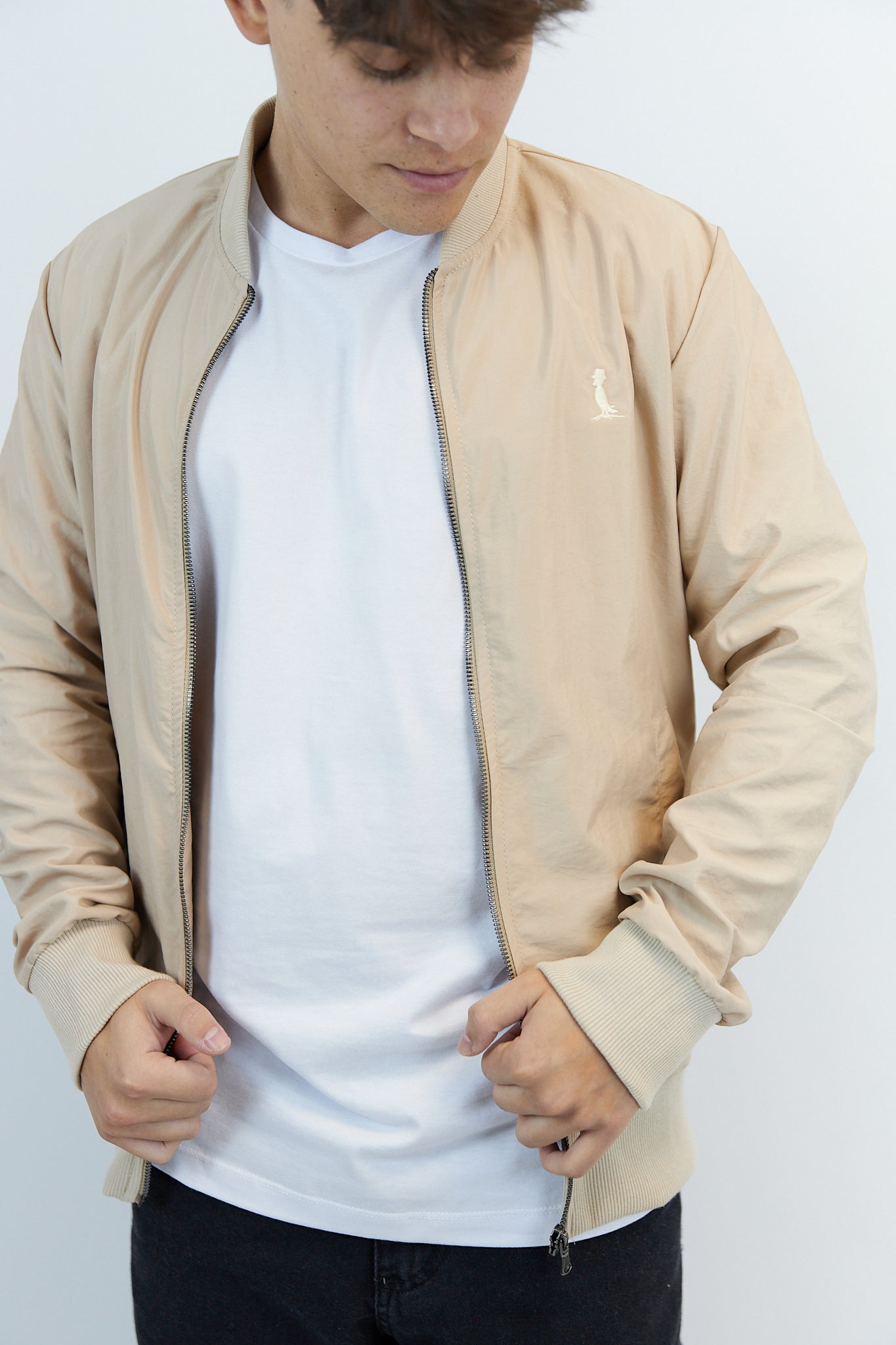 BOMBER DE NYLON COLOR BEIGE