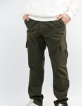 PANTALON CARGO EN GABARDINA COLOR VERDE OLIVA.