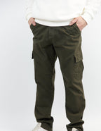 PANTALON CARGO EN GABARDINA COLOR VERDE OLIVA.