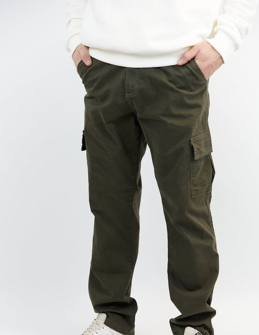 PANTALON CARGO EN GABARDINA COLOR VERDE OLIVA.