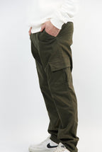 PANTALON CARGO EN GABARDINA COLOR VERDE OLIVA.