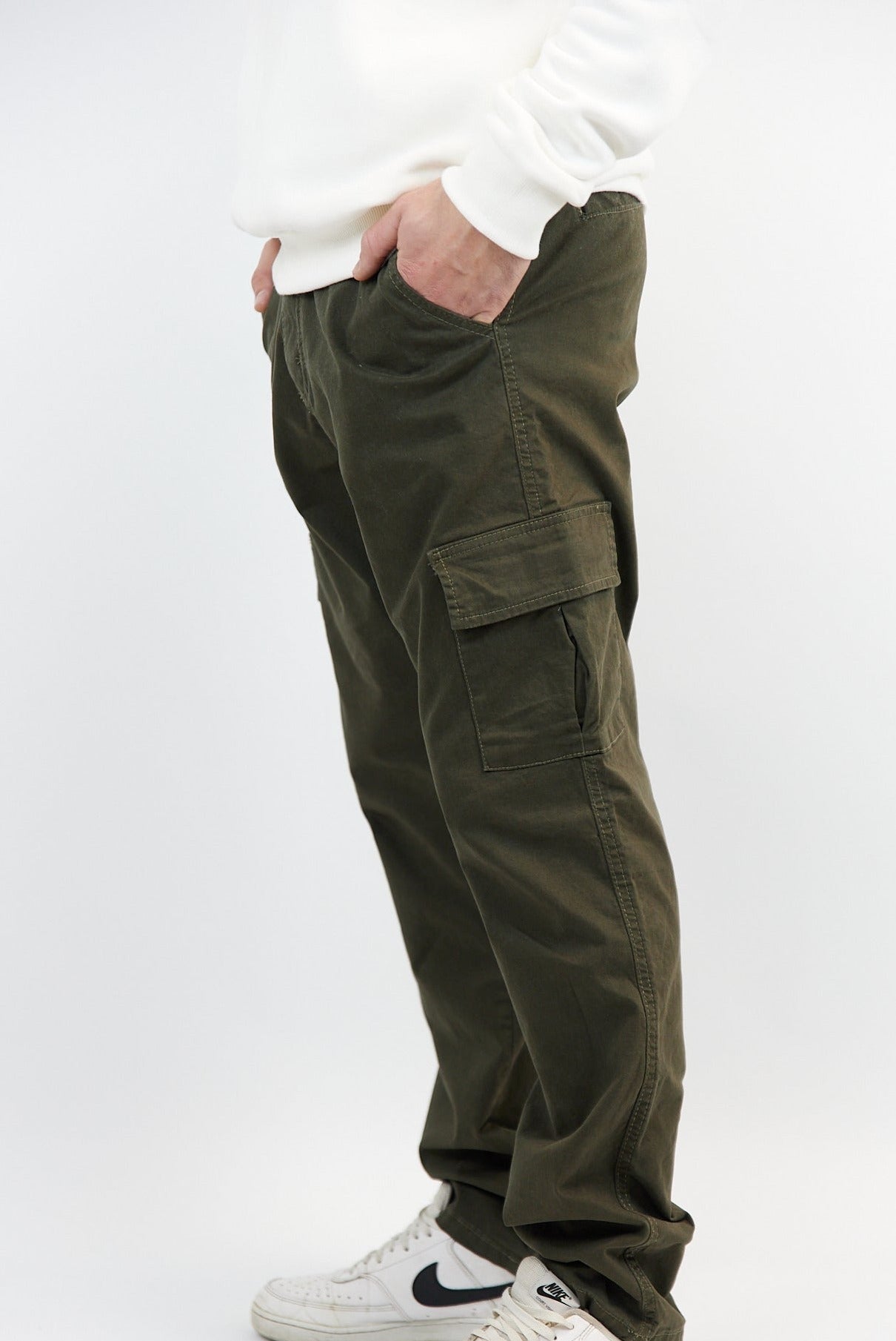 PANTALON CARGO EN GABARDINA COLOR VERDE OLIVA.