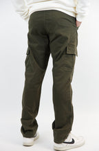 PANTALON CARGO EN GABARDINA COLOR VERDE OLIVA.